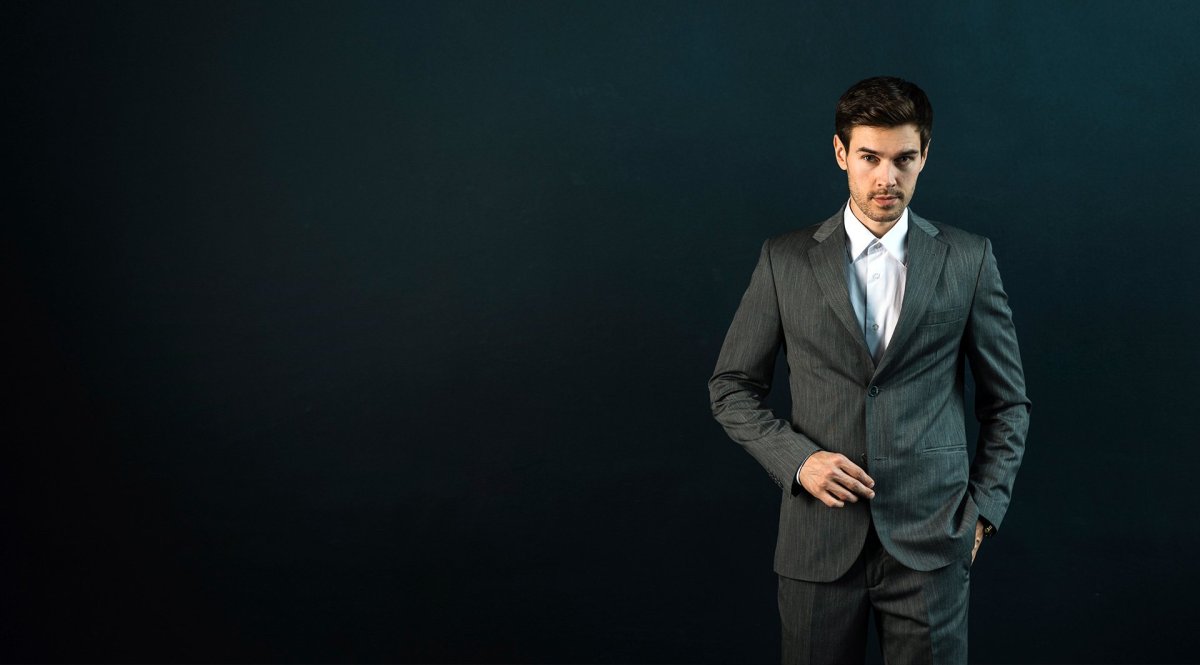 Бизнесмен на черном фоне