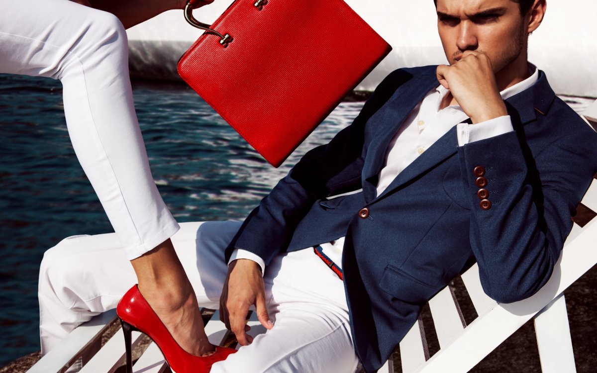 Парень в костюме с сумкой