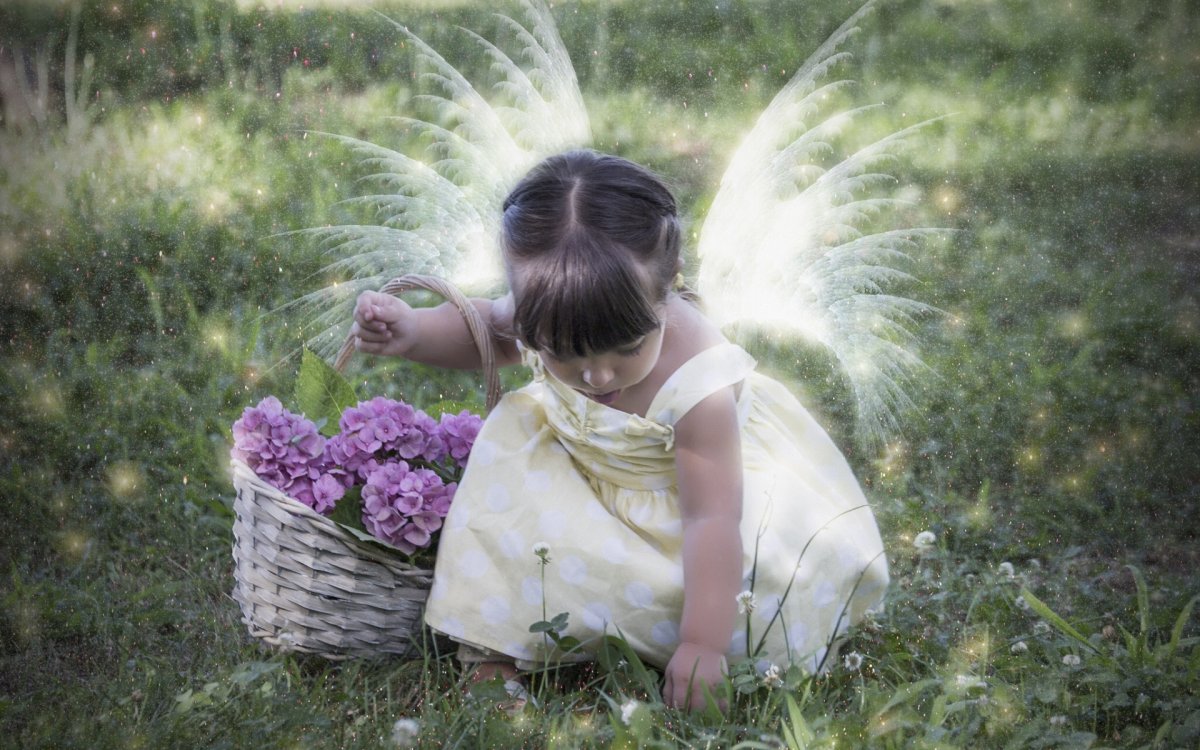 Ангел в цветах