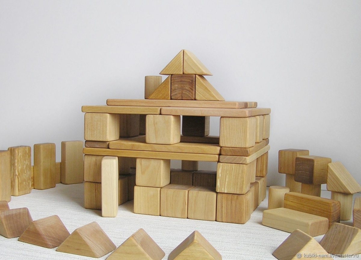 Домик из деревянных кубиков