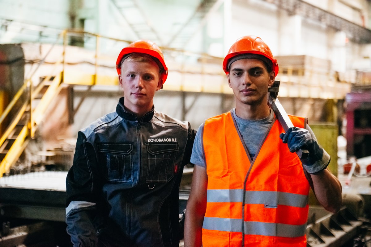 Парни на стройке