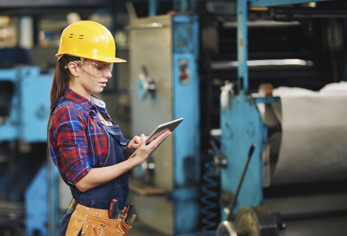 Девушка на заводе