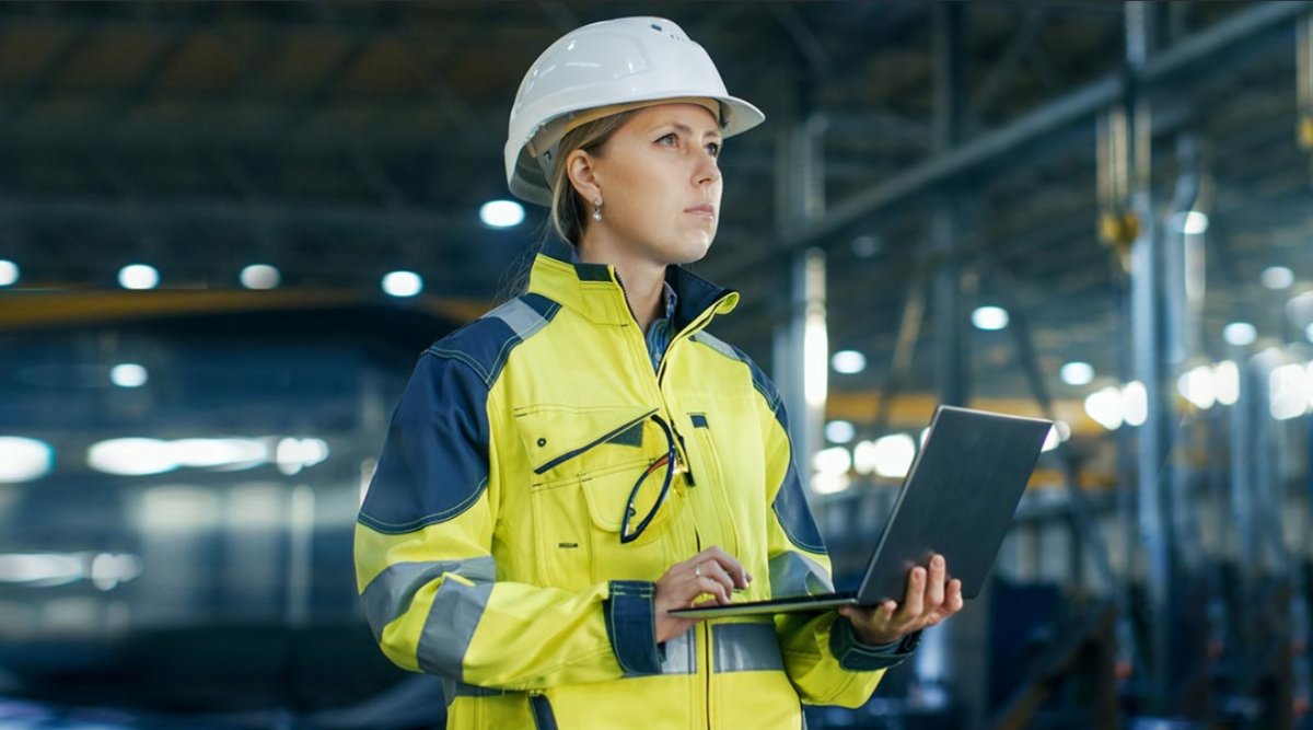 Инженер в каске на заводе