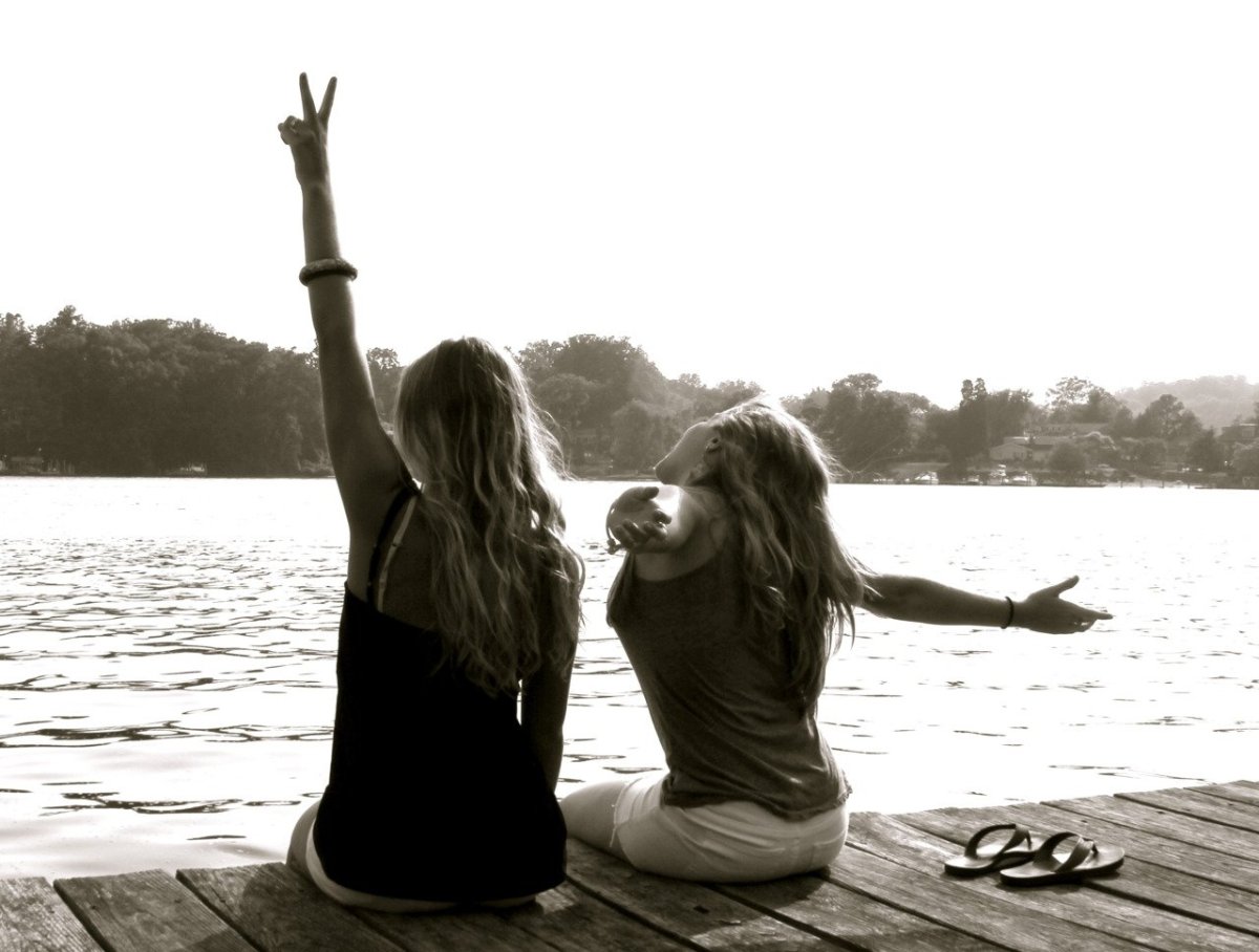 Две грустные подруги