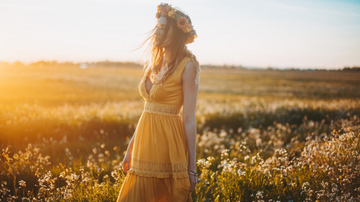 Девушка в платье в поле