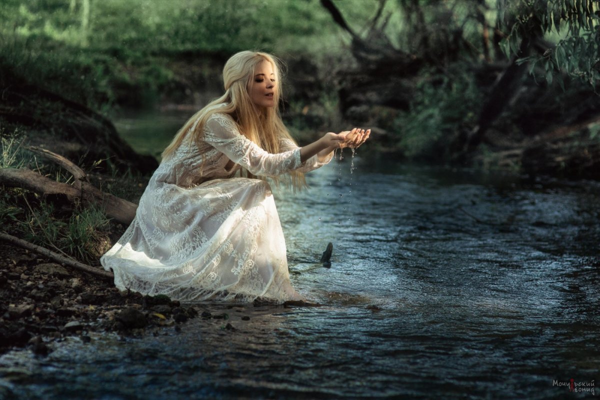 Ведьма у реки