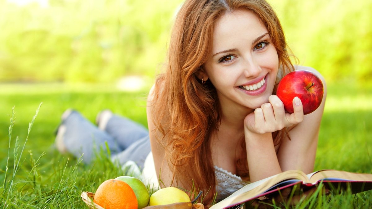 Девушка с фруктами