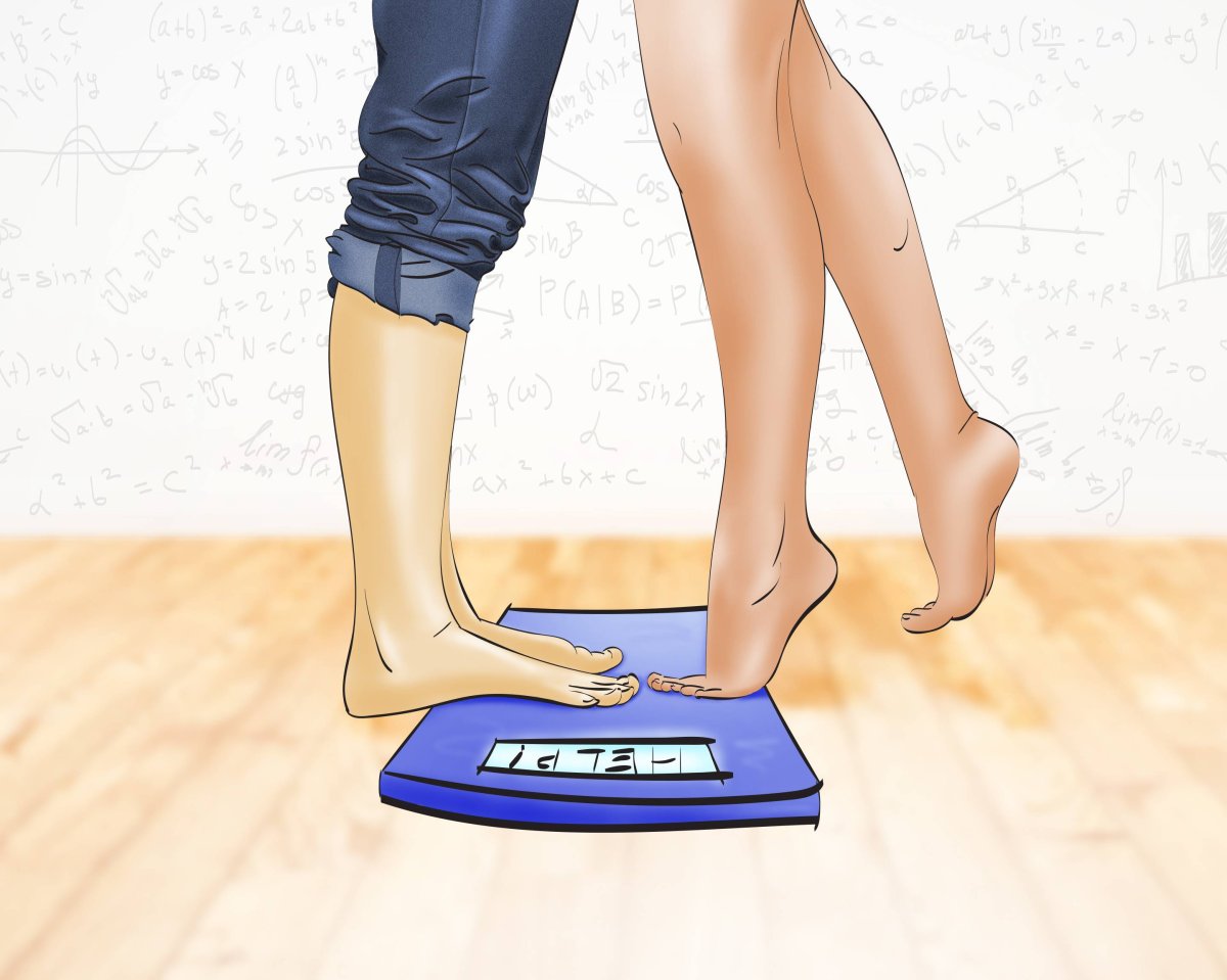 Девушка встает на весы