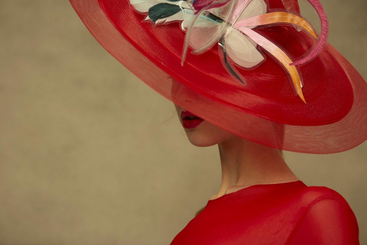 Девушка в шляпе со спины