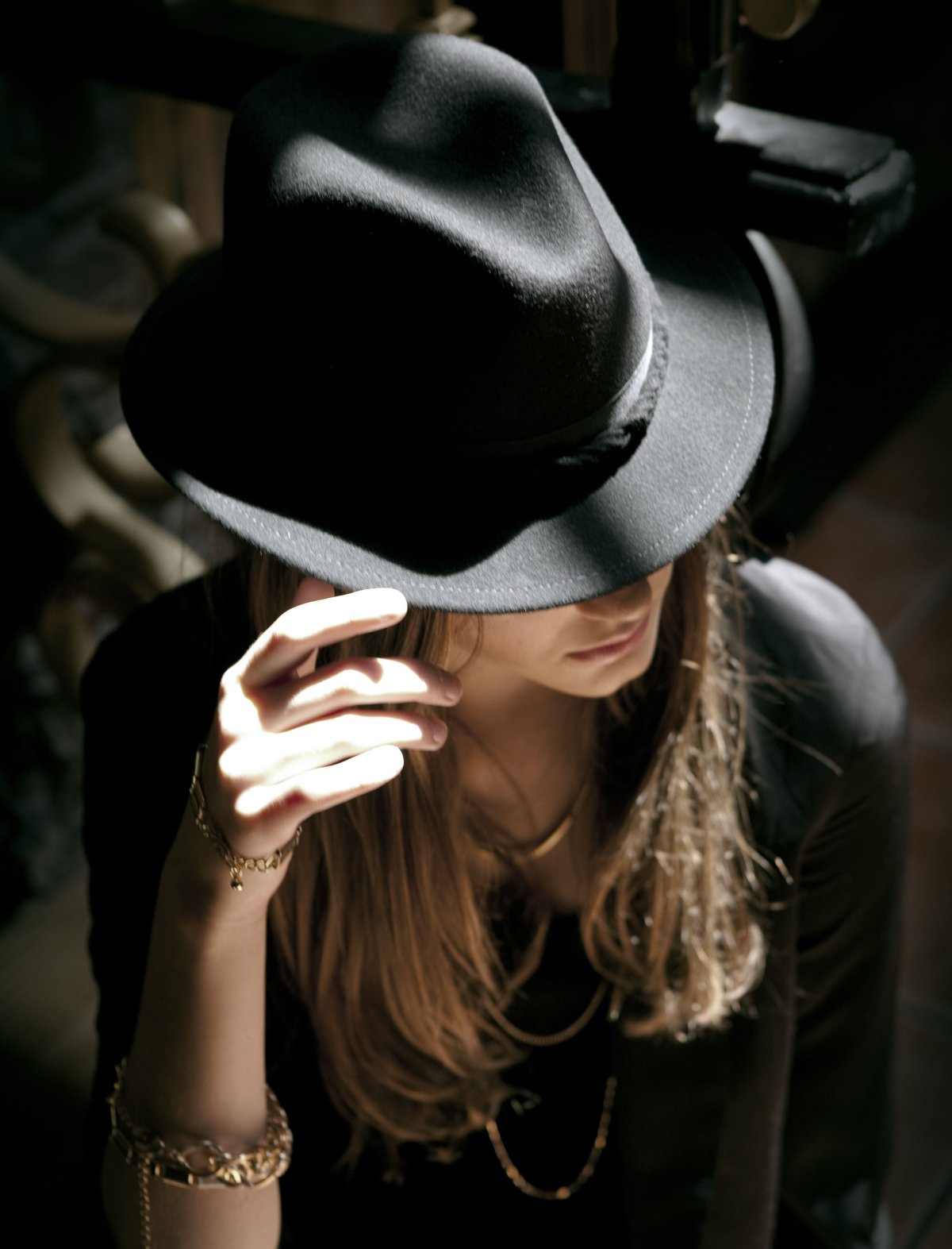 Девушка в шляпе без лица