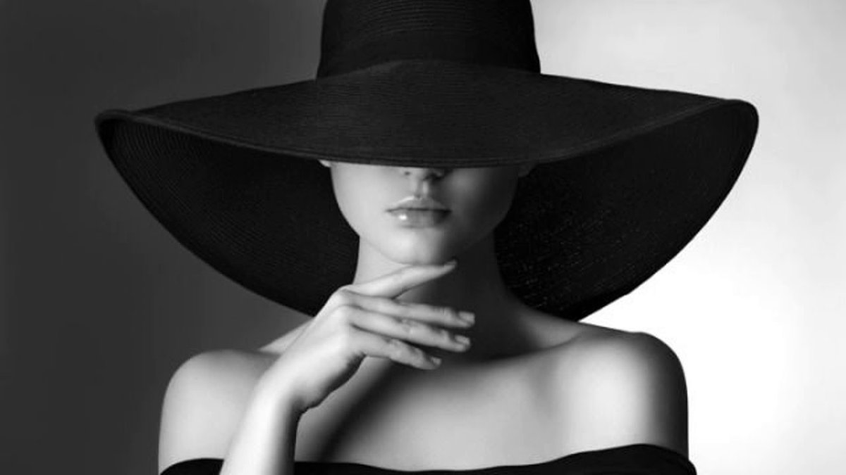 Девушка в шляпке со спины