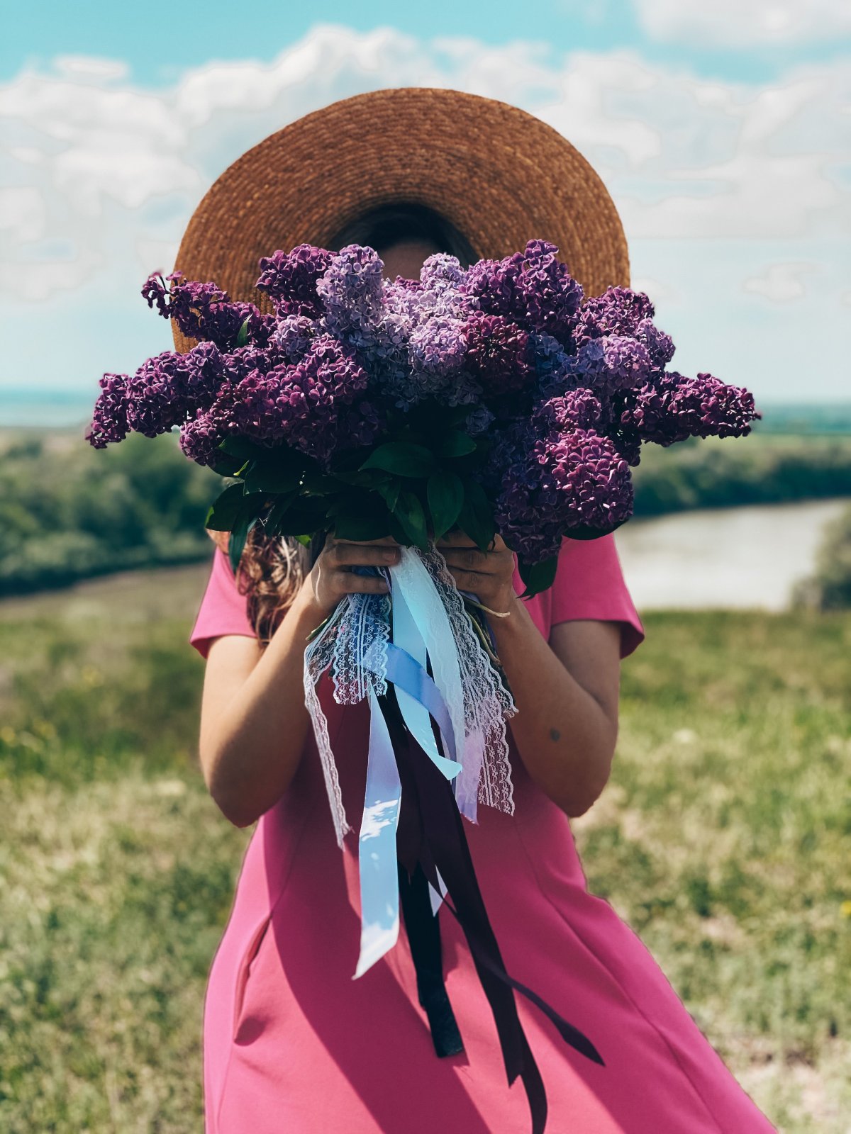 Женщина в белой шляпе