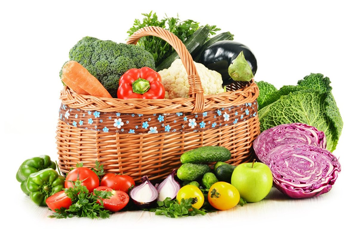 Корзина с овощами и фруктами