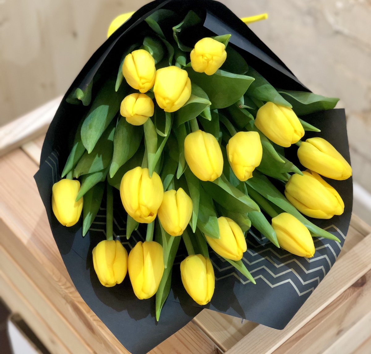 Белые и желтые тюльпаны букет