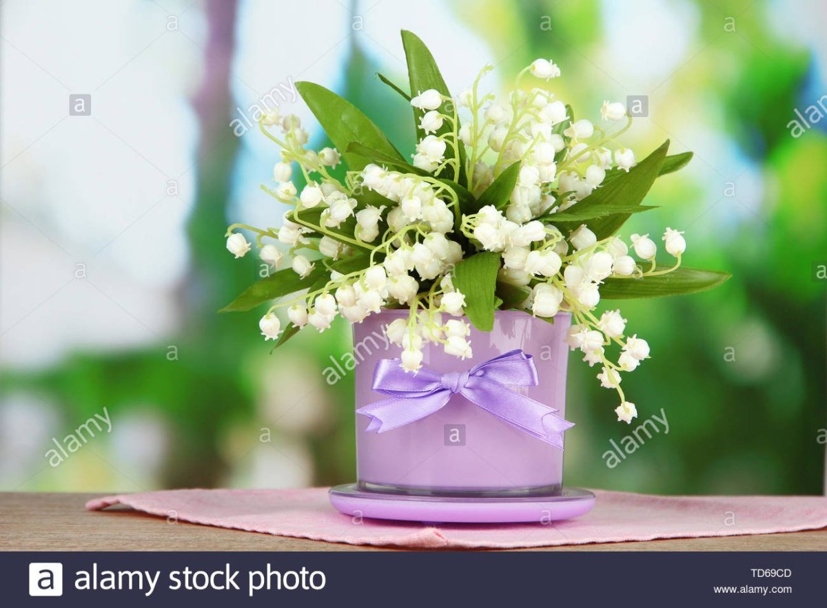 Ландыши в розовой вазе