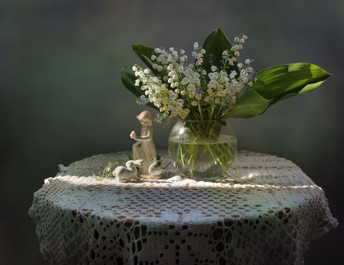 Букет ландышей на столе