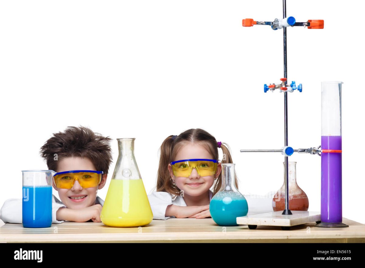 Дети делают опыт на химии