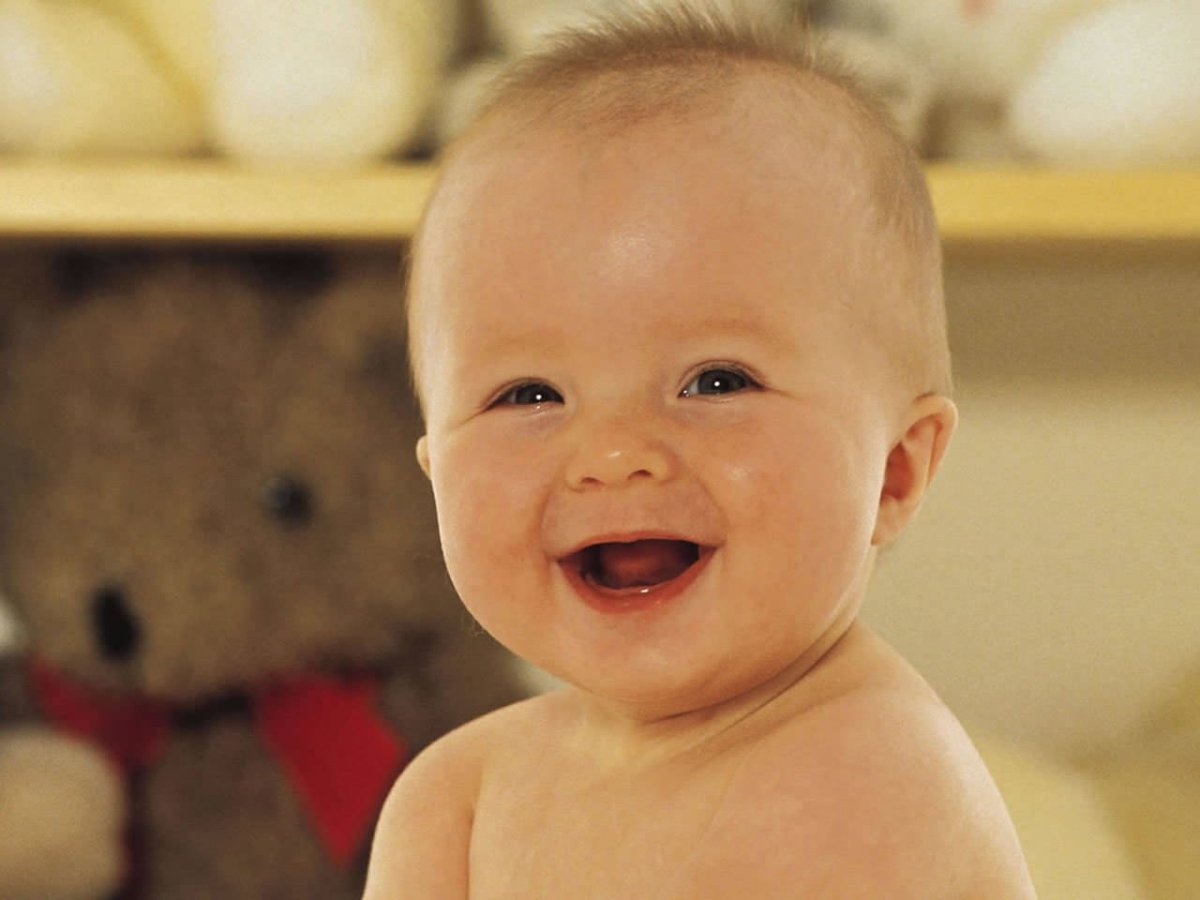 Малыш улыбается