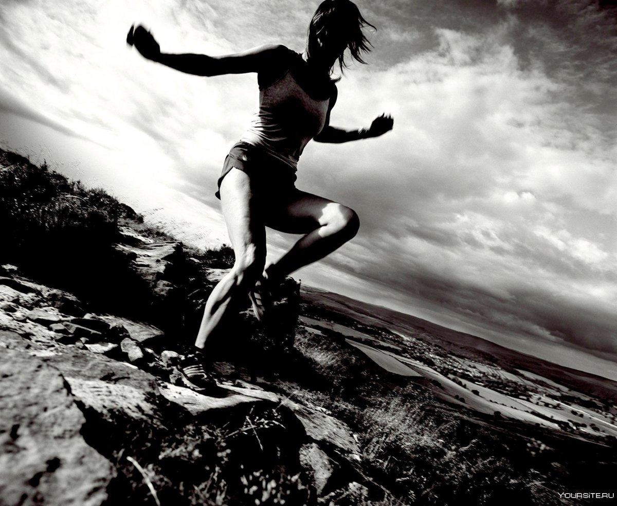 Девушка бежит