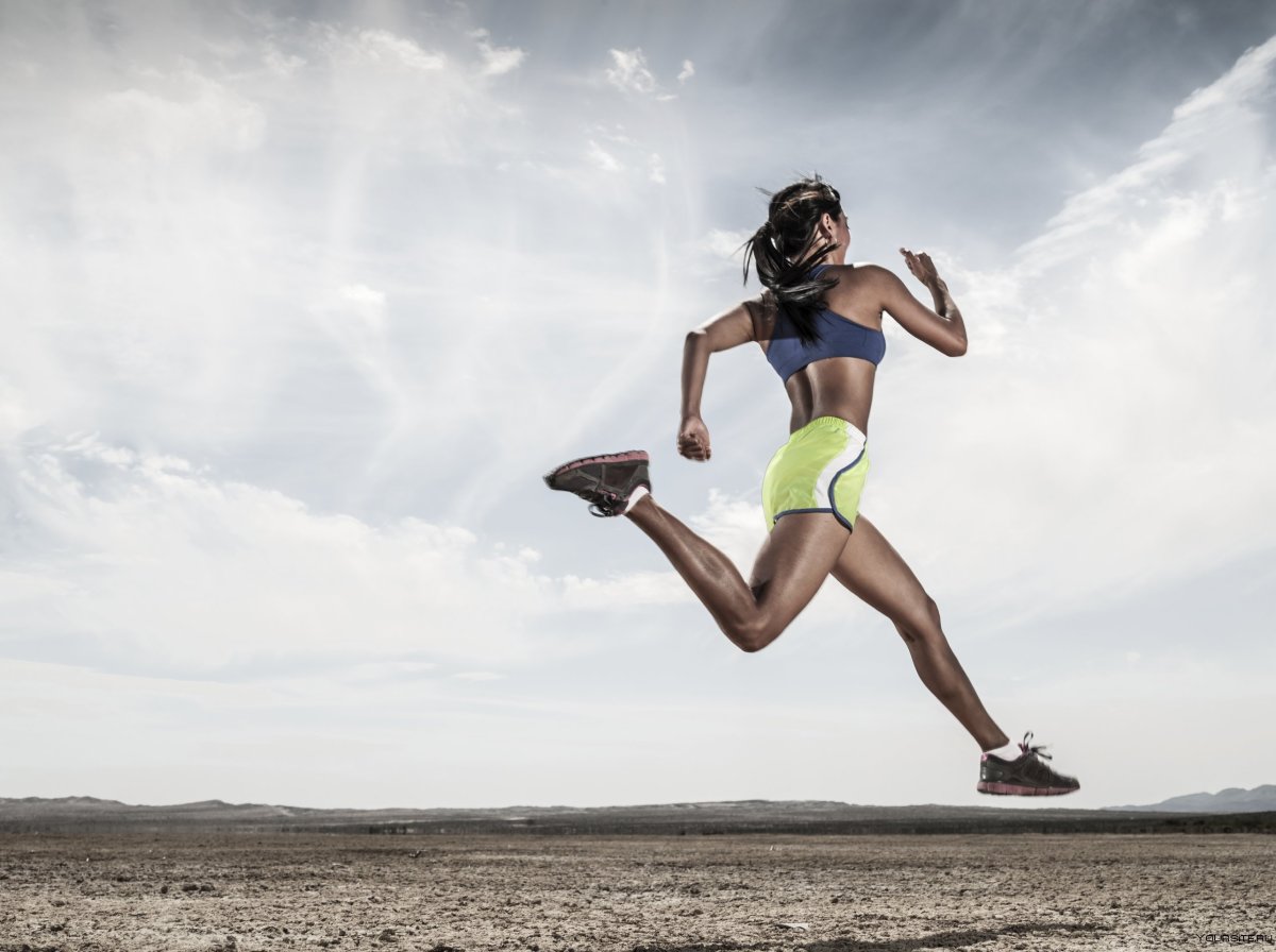 Женщина бежит