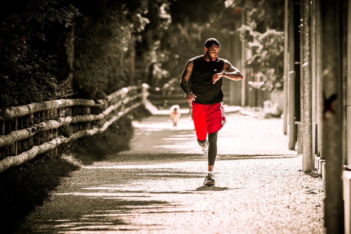 Человек бежит в профиль