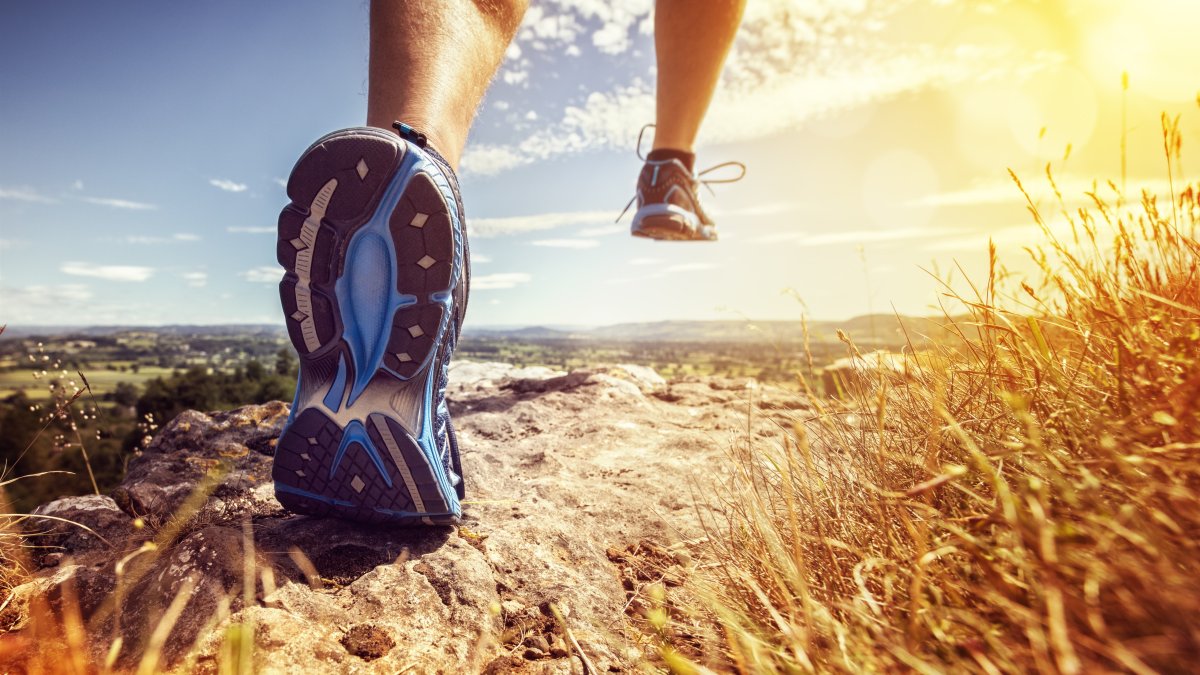 Парень бегает