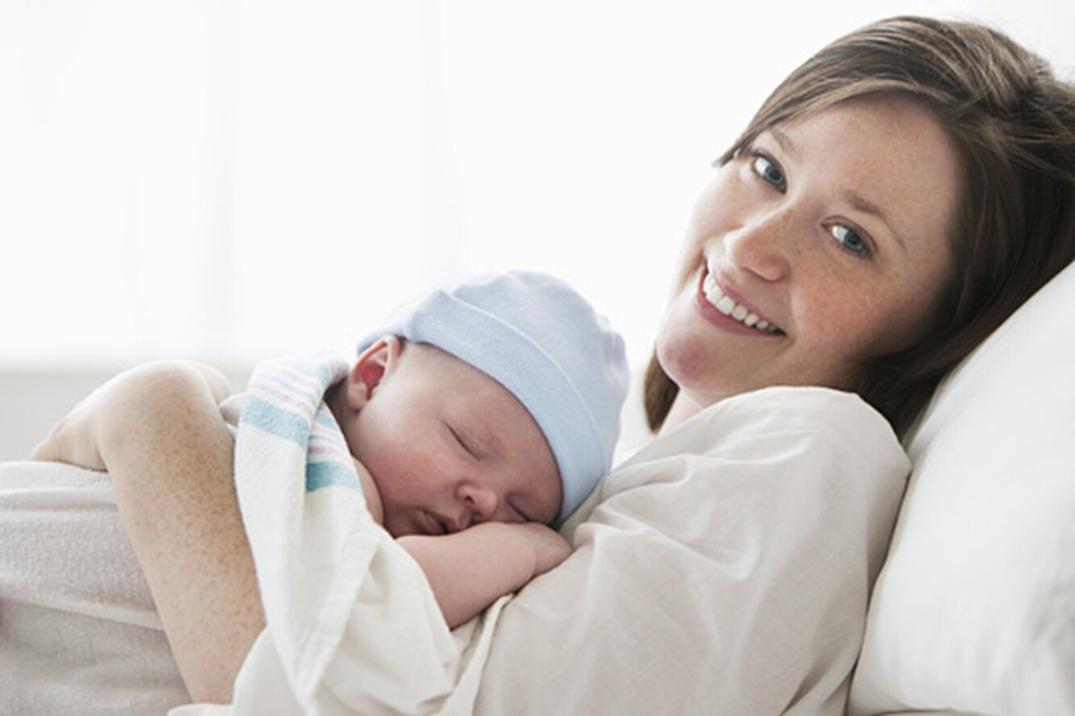 Роженица с новорожденным ребенком