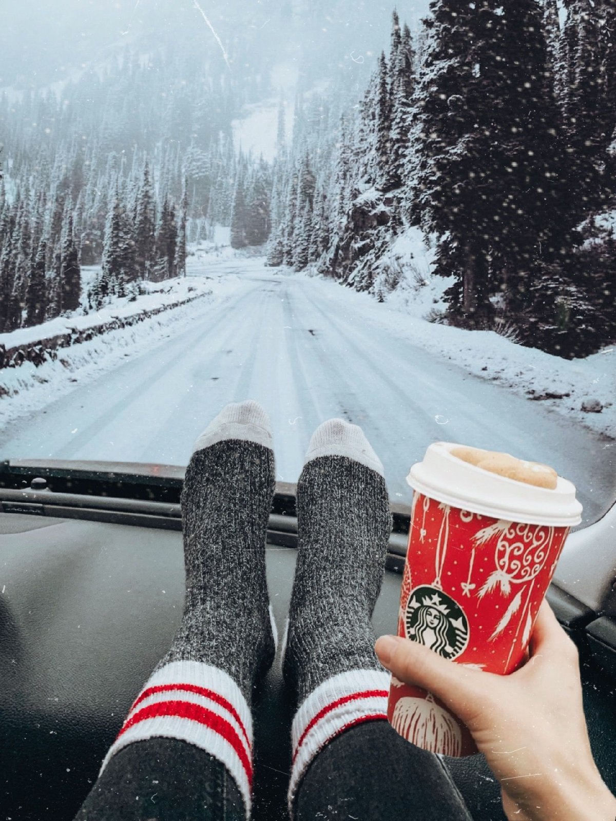 Ноги на панели машины в носках