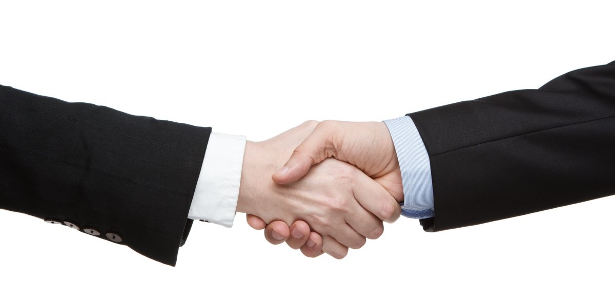 Рукопожатие на фоне людей