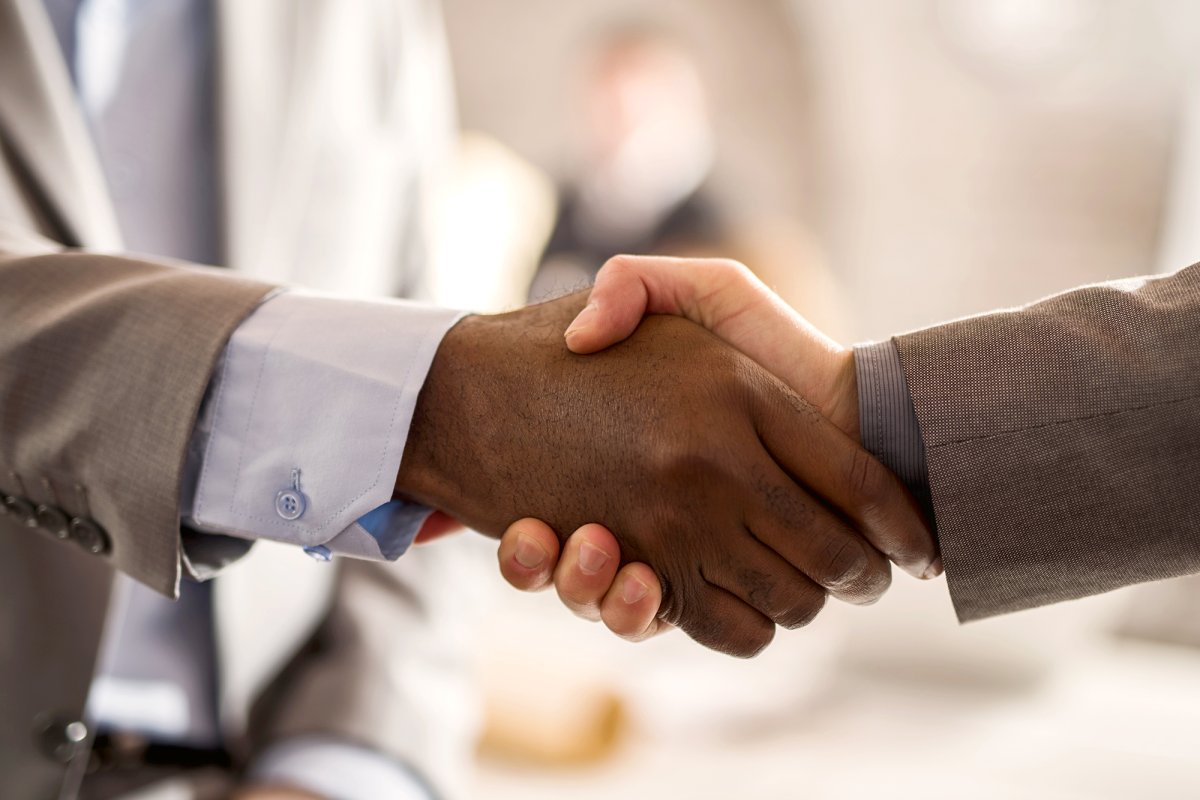 Рукопожатие черно белое