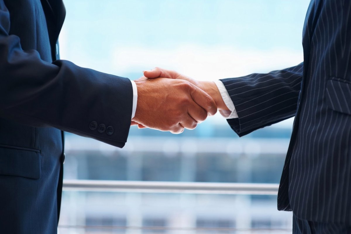Рукопожатие деловых партнеров