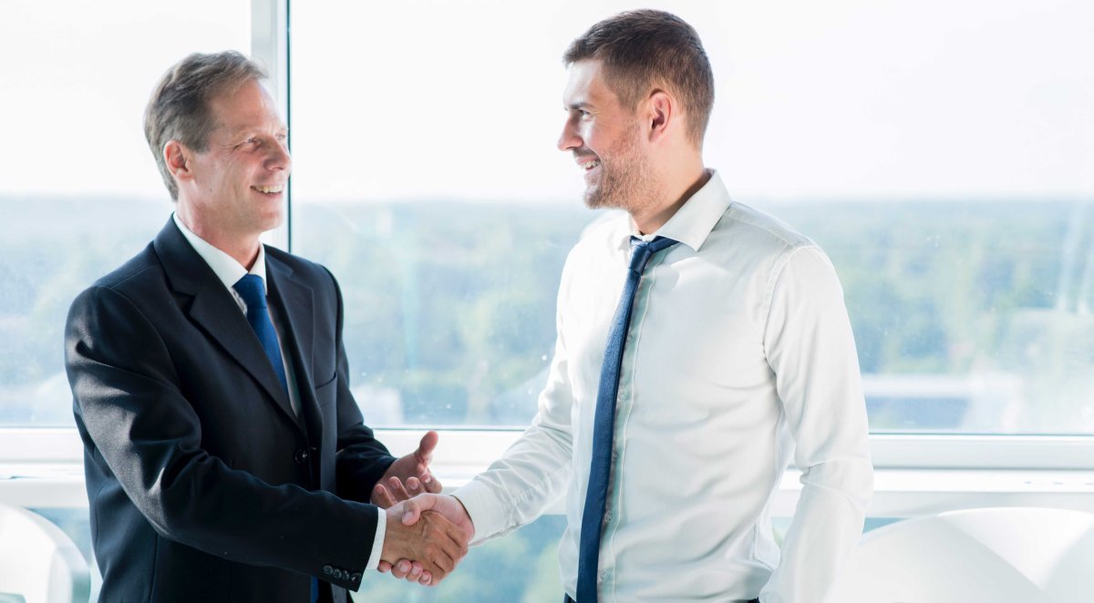Двое мужчин пожимают руки