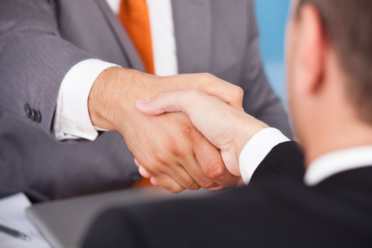 Бизнесмены пожимают руки