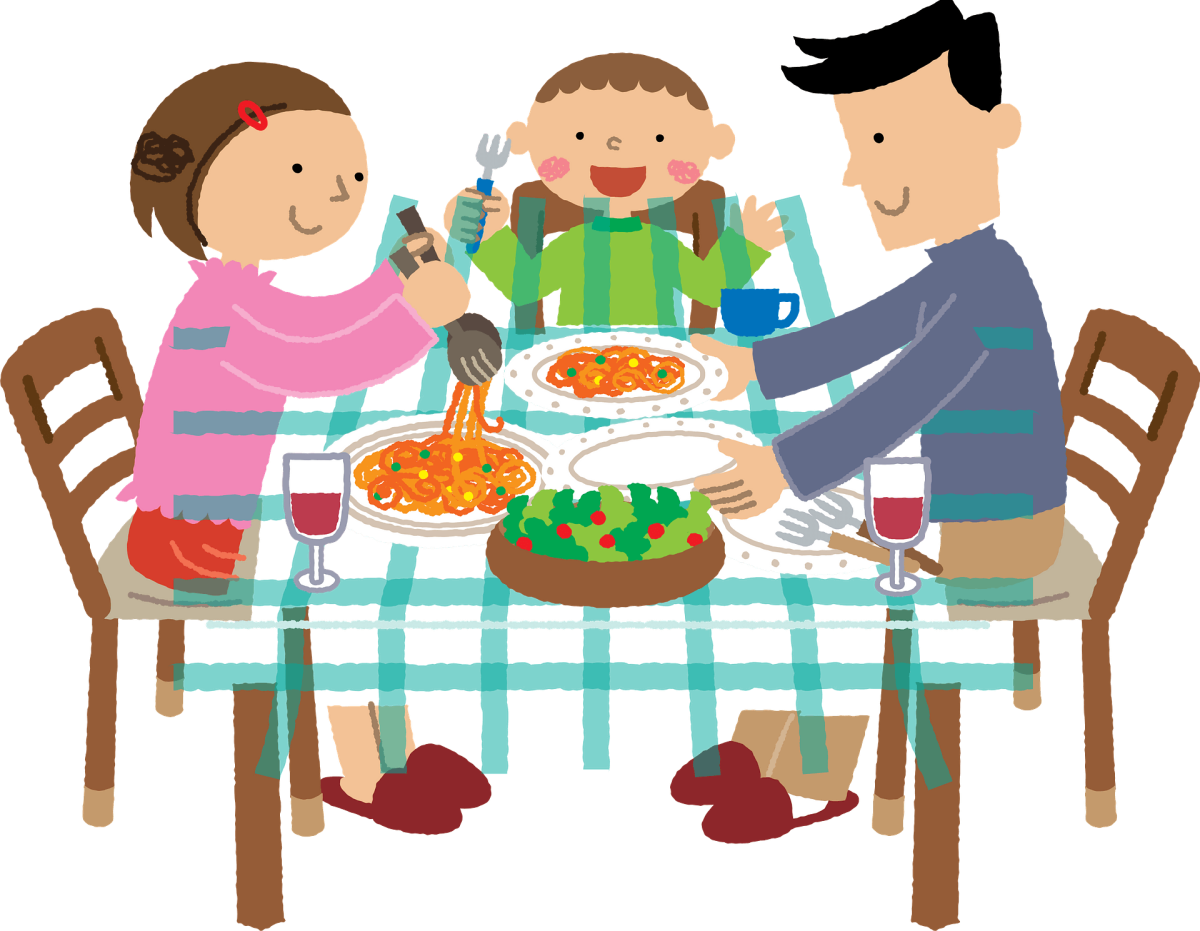 Семья за обеденным столом на белом фоне