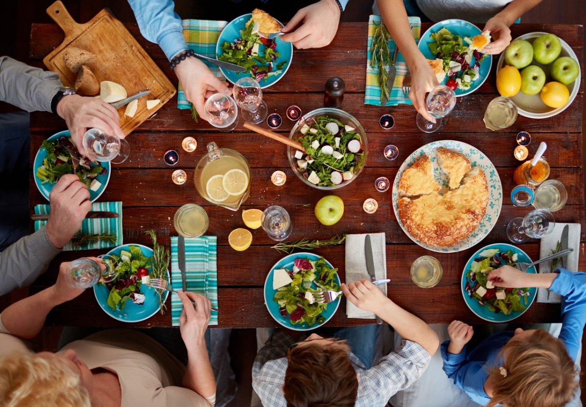 Ужин большой семьи арт