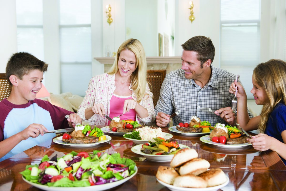 Большая семья за праздничным столом