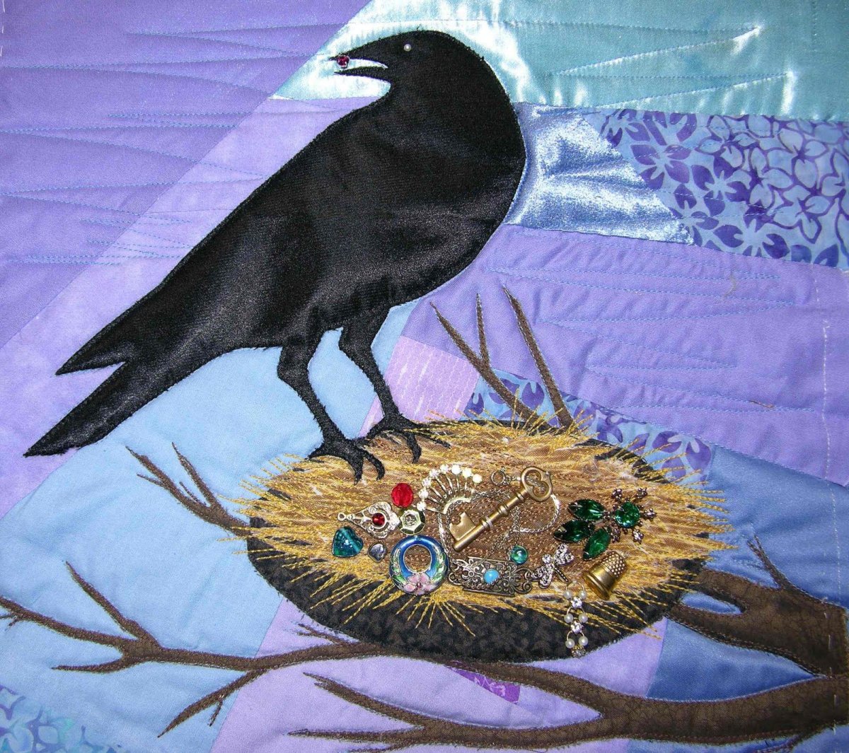 Ворона с украшениями