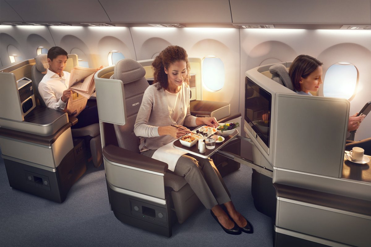 Семья в бизнес классе самолета