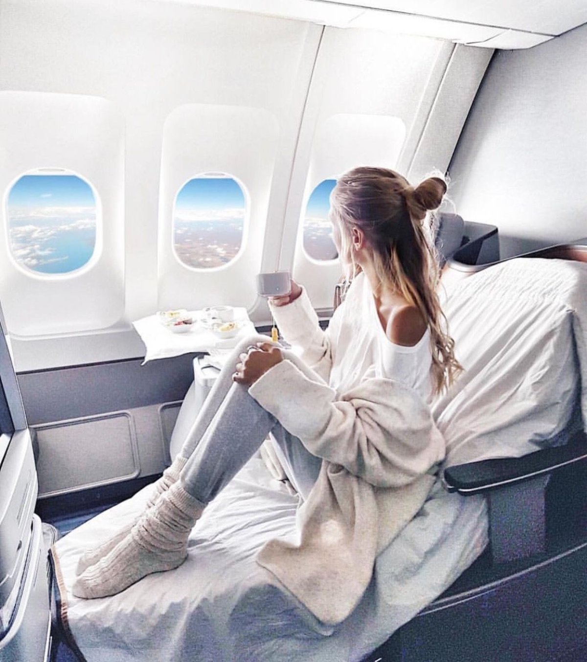 Девушка в самолете