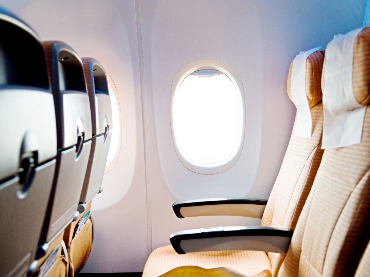 Кресло самолета у иллюминатора