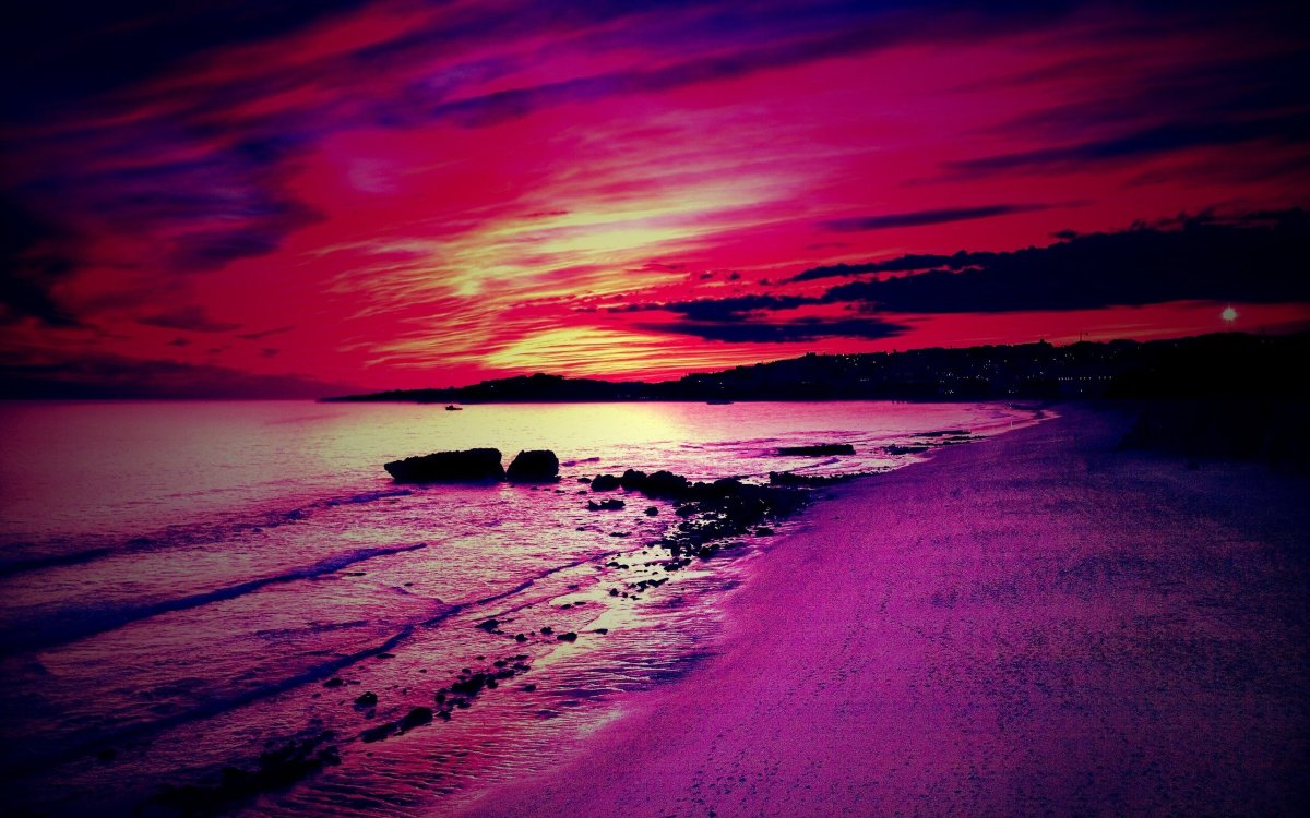 Розовый закат на море