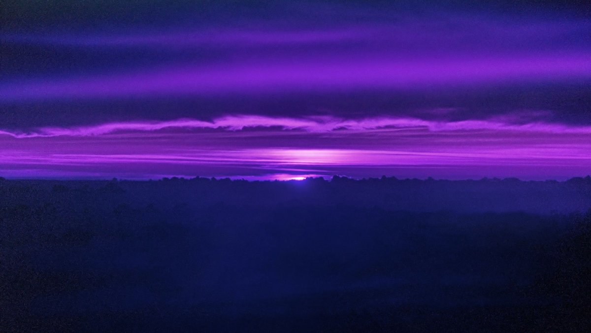 Темно фиолетовое небо