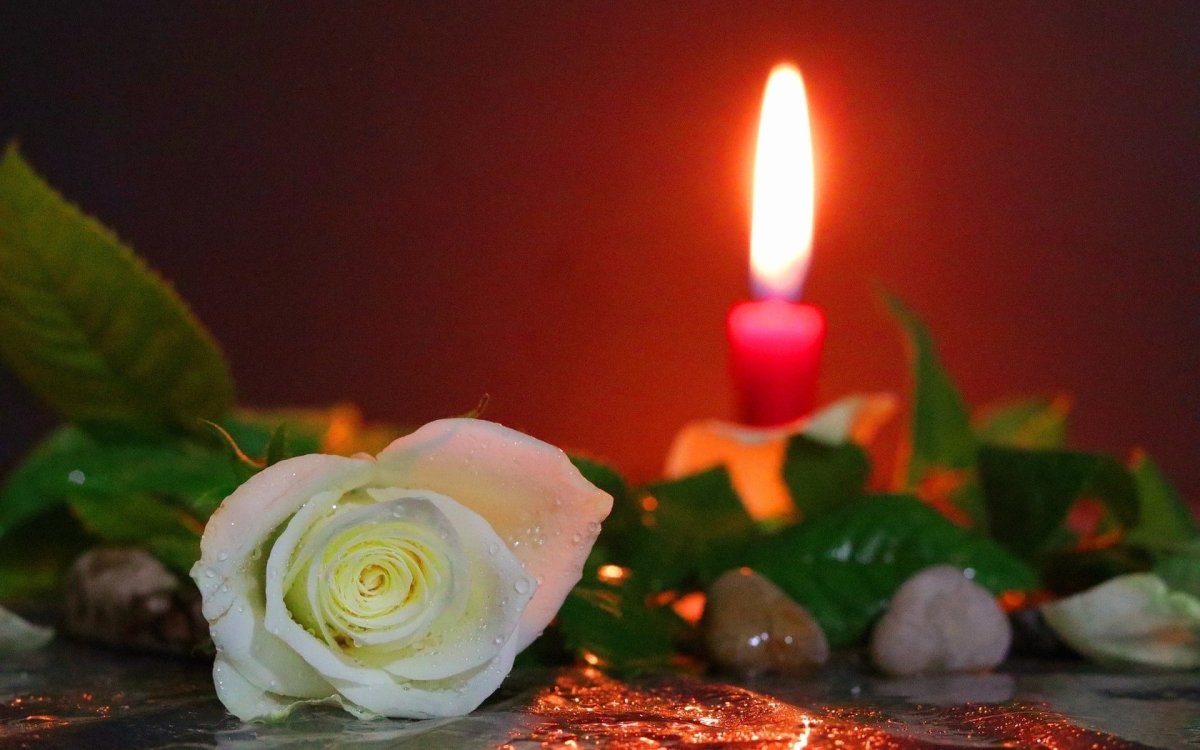 Свечи и цветы