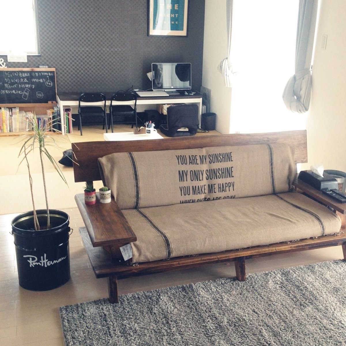 Диван в стиле лофт из дерева