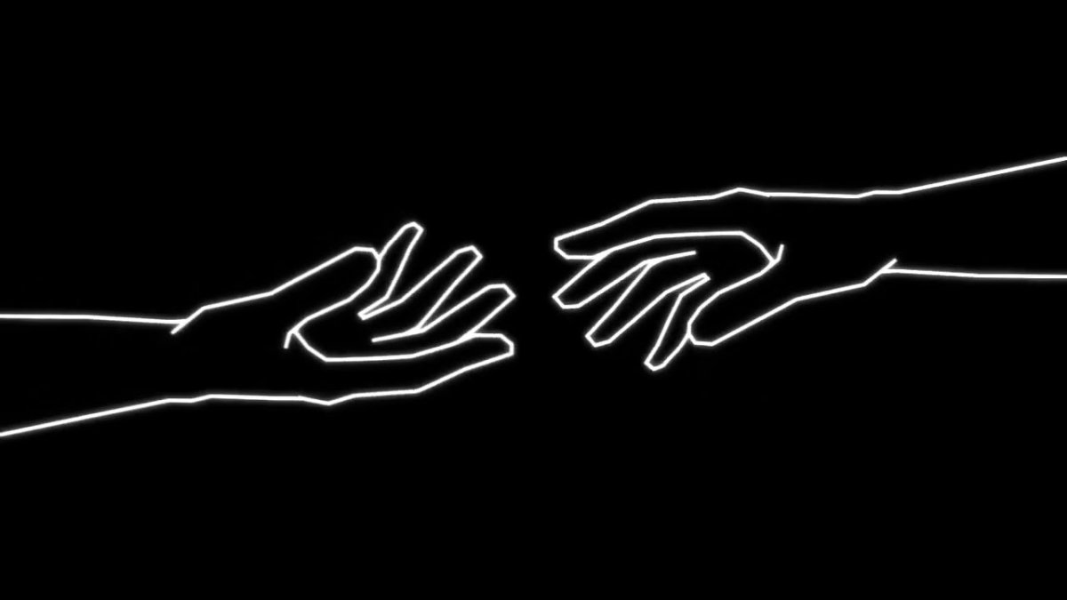 Две руки тянутся на черном фоне