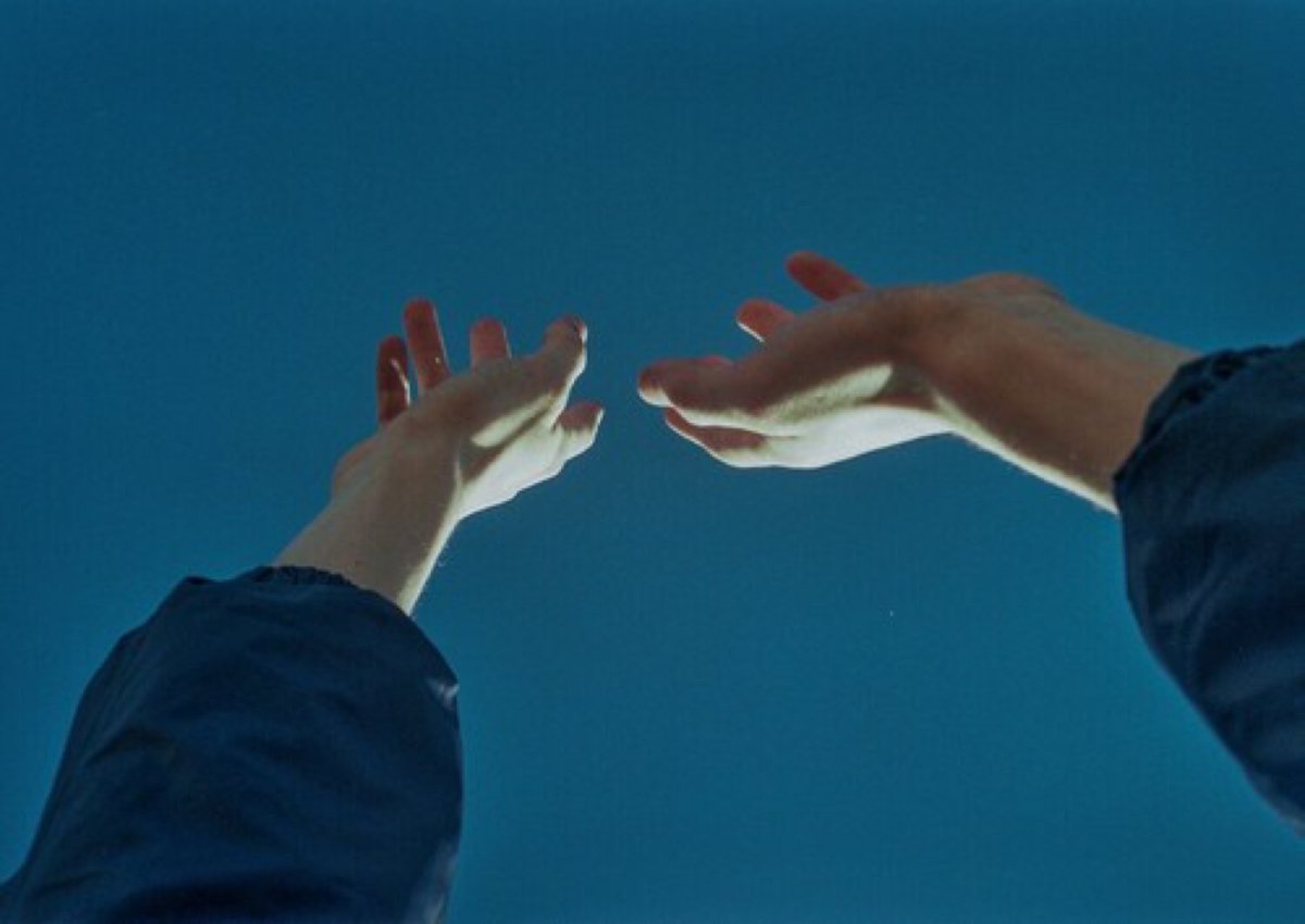 Руки тянутся друг к другу
