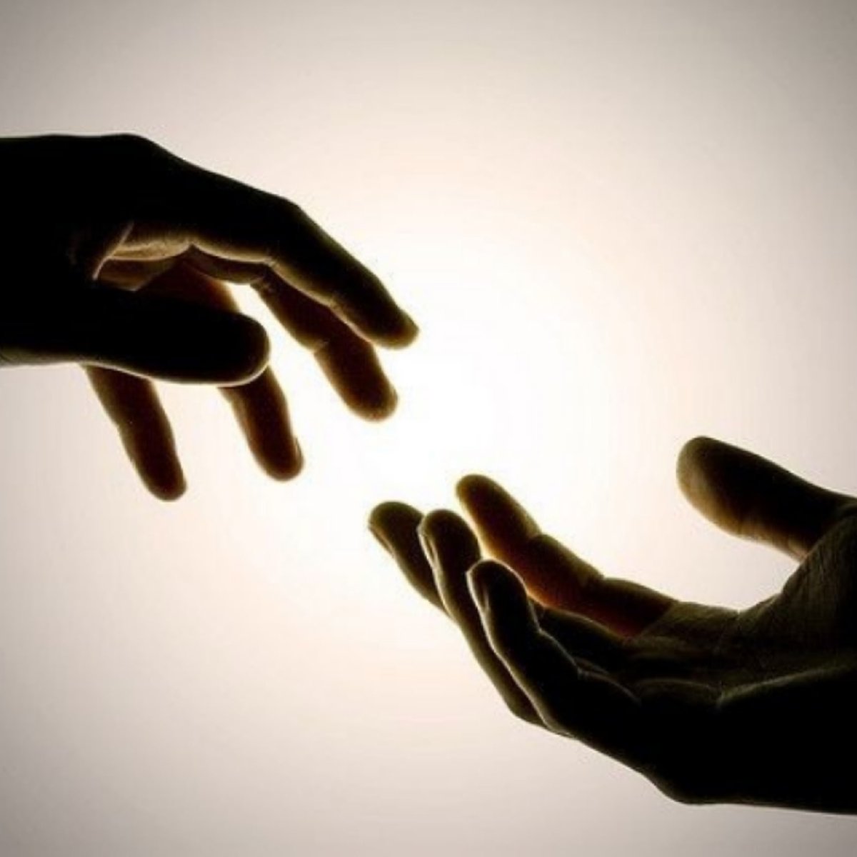 Руки тянутся друг к другу