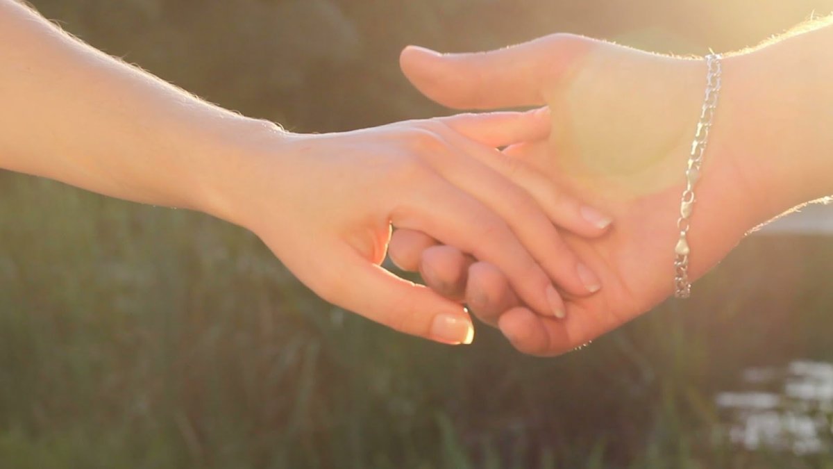 Рука в руке любовь