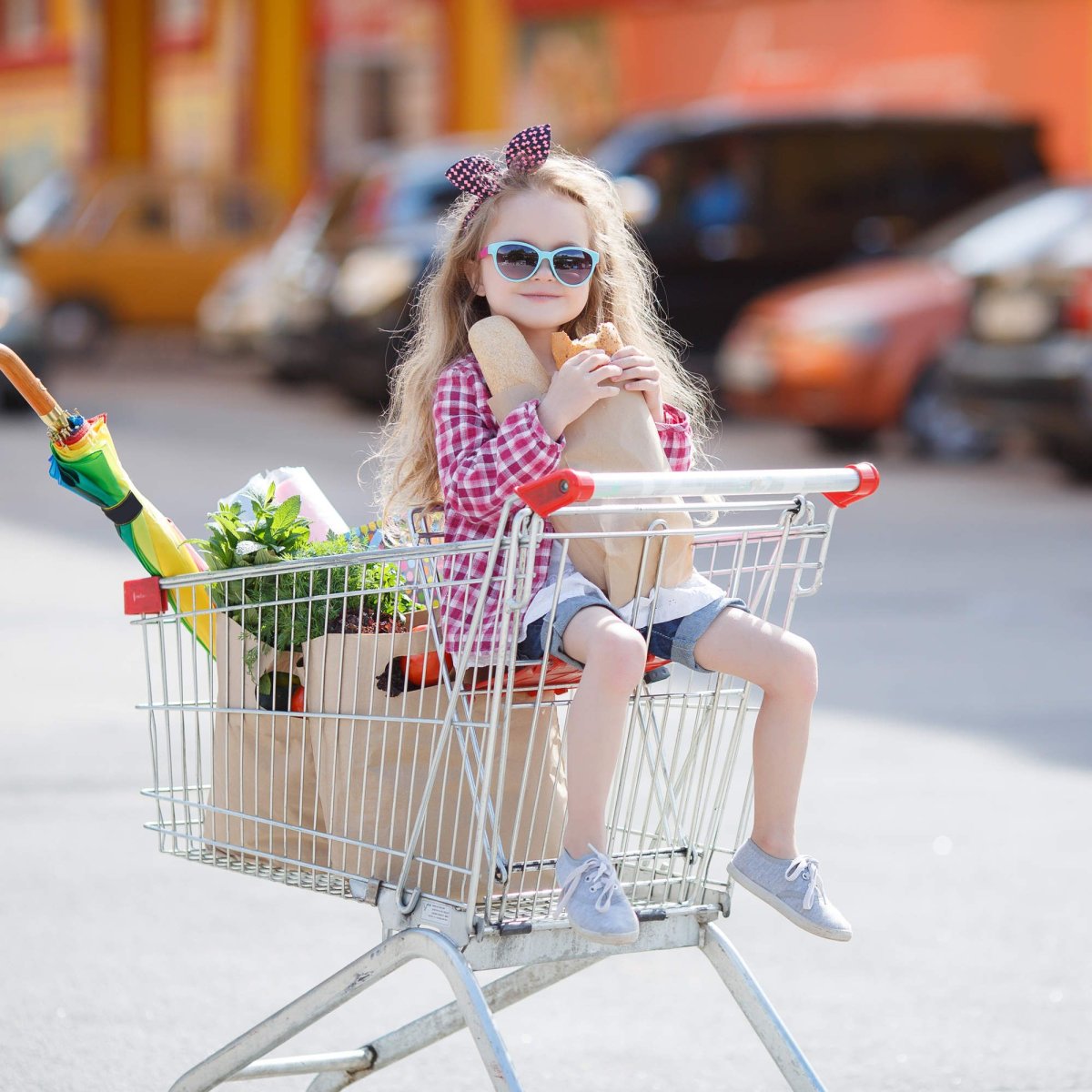 Ребенок сидит в тележке