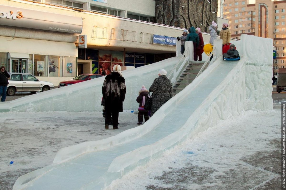 Снежная горка на площади